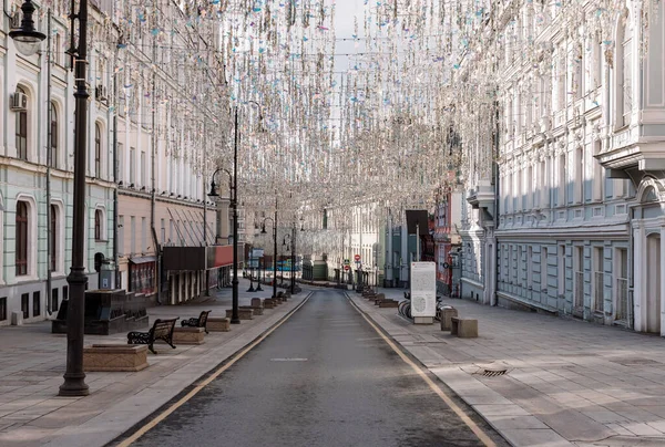 Rua Nikolskaya vazia em Moscou durante o bloqueio de quarentena em abril 2020 — Fotografia de Stock