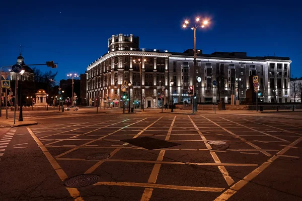 Lege straten in Moskou tijdens de quarantaineafsluiting in april 2020 — Stockfoto