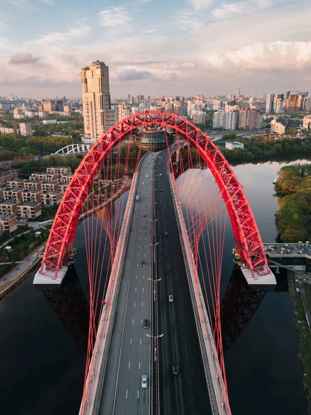 Luftaufnahme der Schiwopisnij-Brücke bei Sonnenuntergang, Moskau, Russland — Stockfoto