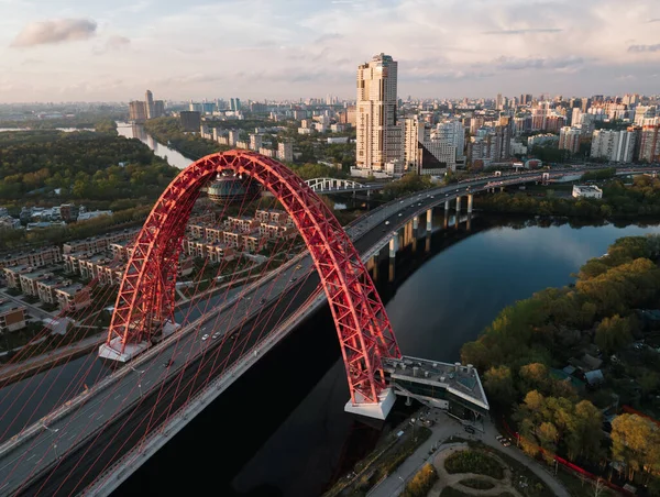 Widok z lotu ptaka na most Żivopisniy o zachodzie słońca, Moskwa, Rosja — Zdjęcie stockowe