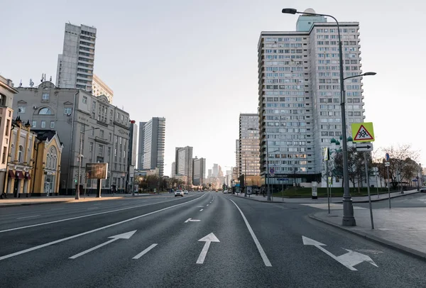 Leere New Arbat Straße bei Sonnenuntergang während der Quarantäne-Sperrung im Mai 2020 — Stockfoto