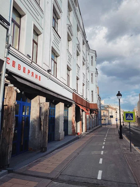 Esvaziar Bolshaya Nikitskaya Street durante o bloqueio de quarentena em abril 2020 — Fotografia de Stock