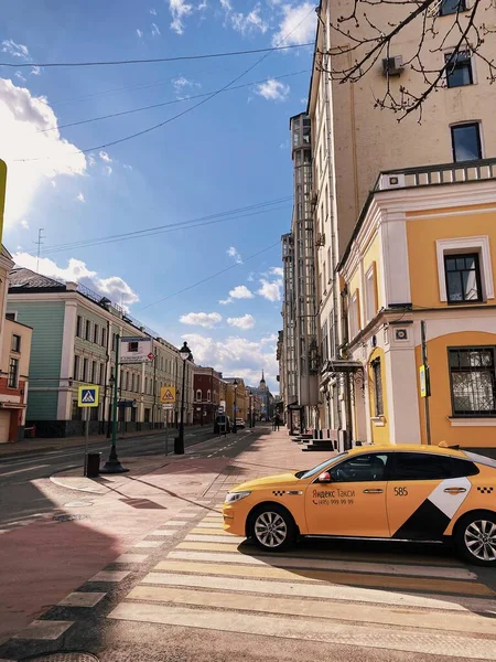 Empty Bolshaya Nikitskaya Street during the quarantine lockdown in April 2020 — Stock Photo, Image