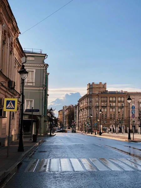 Esvaziar Bolshaya Nikitskaya Street durante o bloqueio de quarentena em abril 2020 — Fotografia de Stock
