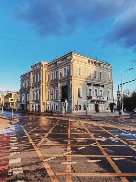 Pusta ulica Bolshaya Nikitskaya podczas kwarantanny w kwietniu 2020 r. — Zdjęcie stockowe