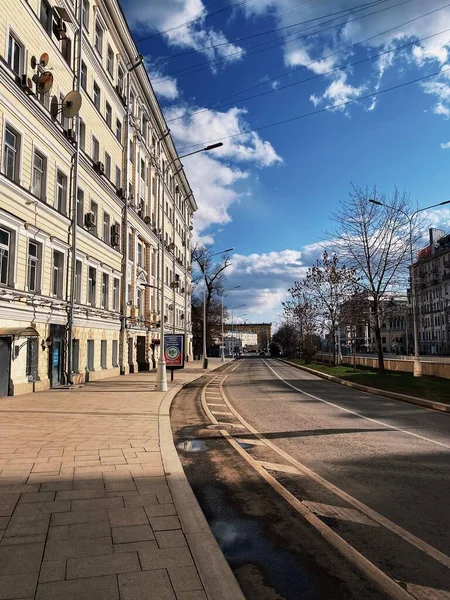 Puste ulice Moskwy podczas kwarantanny w kwietniu 2020 r. — Zdjęcie stockowe