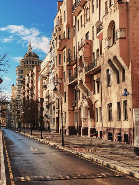 Barrio vacío Patriarca Estanques en Moscú durante el cierre de cuarentena en abril 2020 —  Fotos de Stock