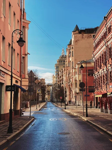 Tomma Patriarch Ponds-distriktet i Moskva under karantänavspärrningen i april 2020 — Stockfoto