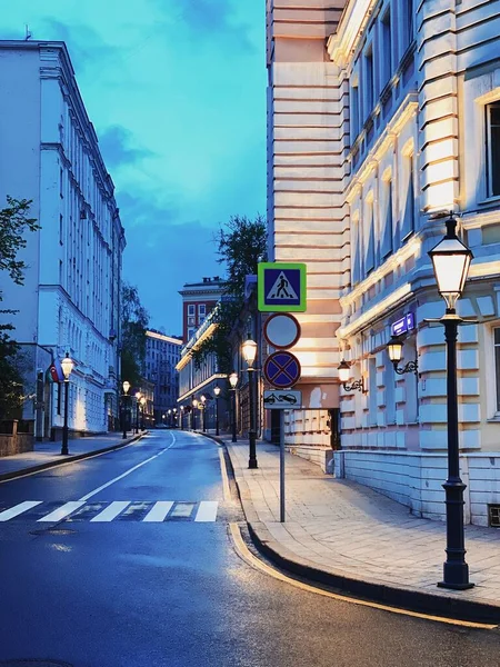 Calle Bolshaya Nikitskaya vacía durante el cierre de cuarentena en mayo de 2020 — Foto de Stock