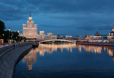 Moskova, Rusya 'da Kotelnicheskaya seti ve Moskva nehri üzerinde yüksek binalar