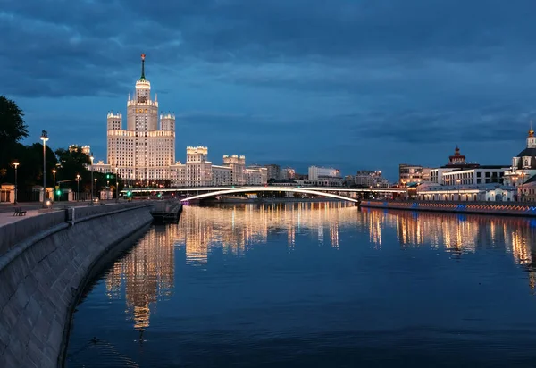 High-rise on Kotelnicheskaya embankment and Moskva-river in Moscow, Russia — Stock Photo, Image