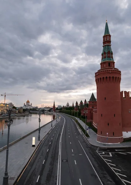 Кремлевская набережная в Москве, Россия — стоковое фото