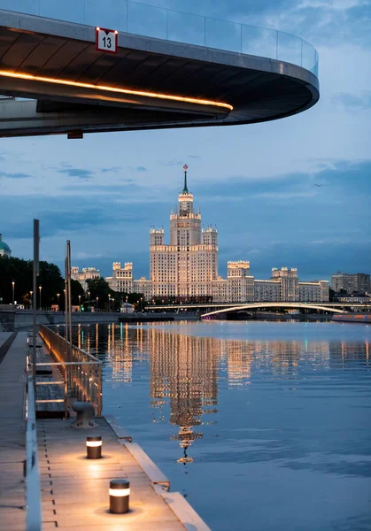 High-rise on Kotelnicheskaya embankment and Moskva-river in Moscow, Russia — Stock Photo, Image