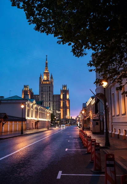 러시아 모스크바의 해질 무렵지어 진 일곱 자매 건물중 하나 — 스톡 사진