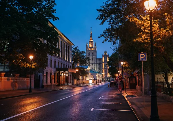 Eine der Sieben Schwestern in der Abenddämmerung in Moskau, Russland — Stockfoto