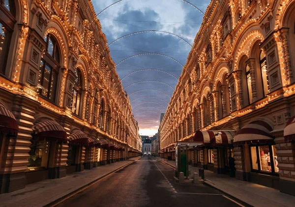 Empty illuminated street near Red Square and Kremlin, Moscow, Russia — Stock Photo, Image