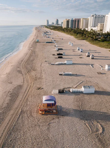 Praia de areia com espreguiçadeiras, Miami Beach, Florida, EUA Imagens De Bancos De Imagens