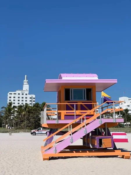 Miami playa colorido salvavidas torre de rescate —  Fotos de Stock