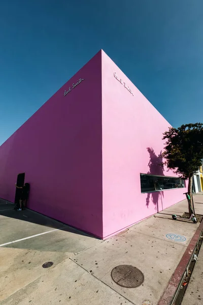 Розовая стена Пола Смита на Мелроуз Авеню — стоковое фото