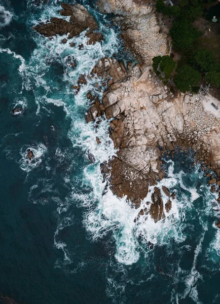 Monterey 'deki ünlü 17 Mil Yolu boyunca yalnız selvi ağacı manzaralı hava manzarası. — Stok fotoğraf