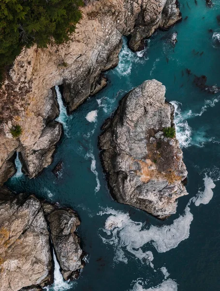 Luftaufnahme der McWay Falls an der kalifornischen Küste — Stockfoto