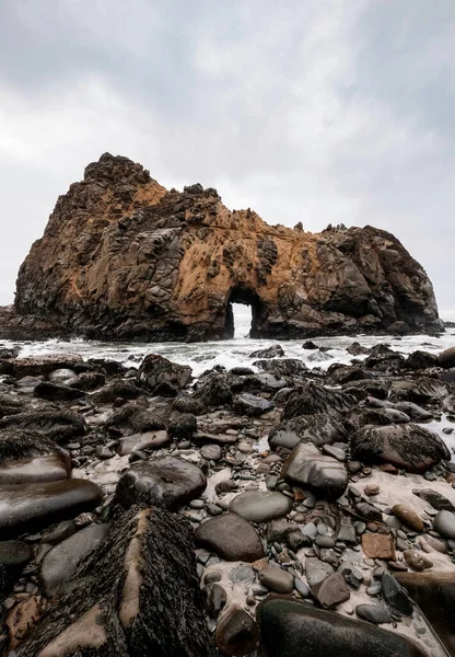 Het sleutelgat bij Pfeiffer Beach Big Sur — Stockfoto