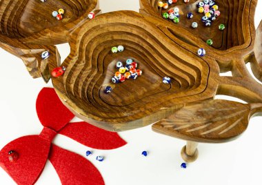 kırmızı kurdele, hanımefendi böcek ve küçük nazar boncuklar