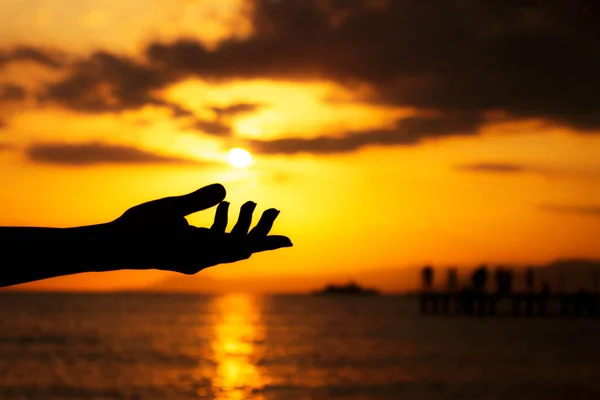 Mão segurando o sol — Fotografia de Stock