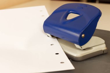 Ofis ekipmanları - delik zımba