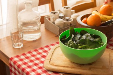 Mutfak masasına yemek