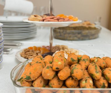 Mercimek köftesi masada