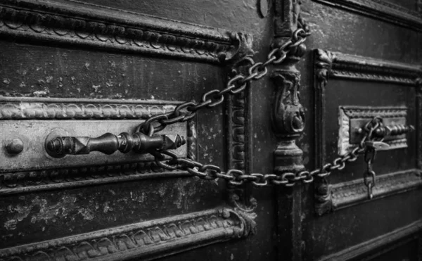 Old Door and Chains — Stock Photo, Image