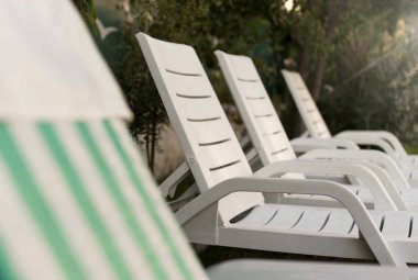 Boş şezlong hizalı