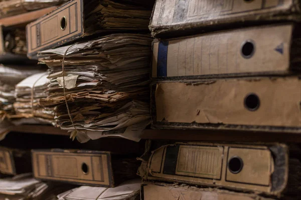 Старая Пыльная Стопка Бумаг Файлов Документов Полках Архивной Комнаты — стоковое фото
