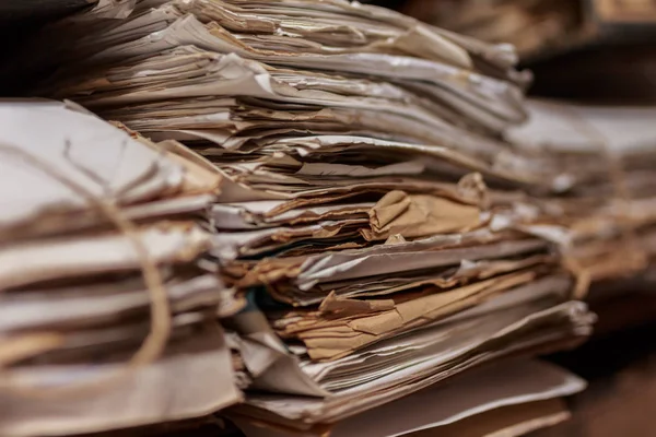 Старая Пыльная Стопка Бумаг Файлов Документов Полках Архивной Комнаты — стоковое фото