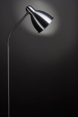 Koyu arka plan üzerinde izole modern zemin lambası
