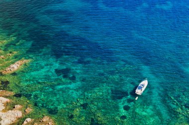 Denizde küçük bir tekne