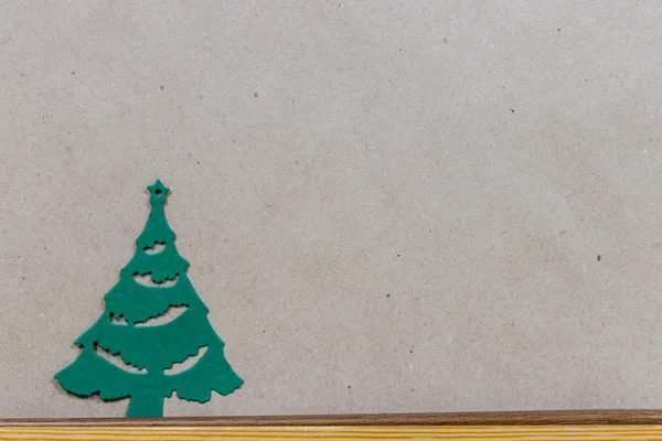 Árbol de Navidad verde hecho de papel sobre fondo de papel artesanal marrón —  Fotos de Stock