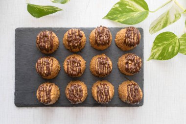 Çikolatayla kaplı ev yapımı karınca yuvası keki.