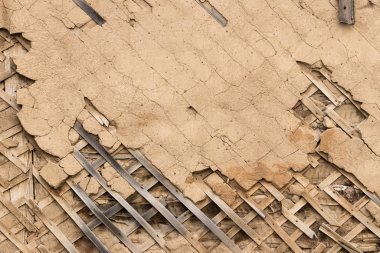 Döşeme alçıpan ve ahşap çatallı eski duvar.