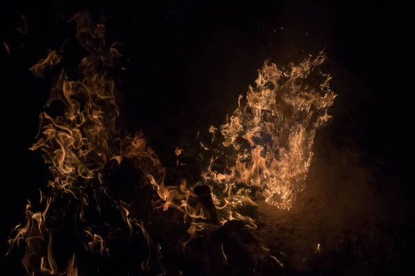 火（たき火）の写真、明るい炎 — ストック写真