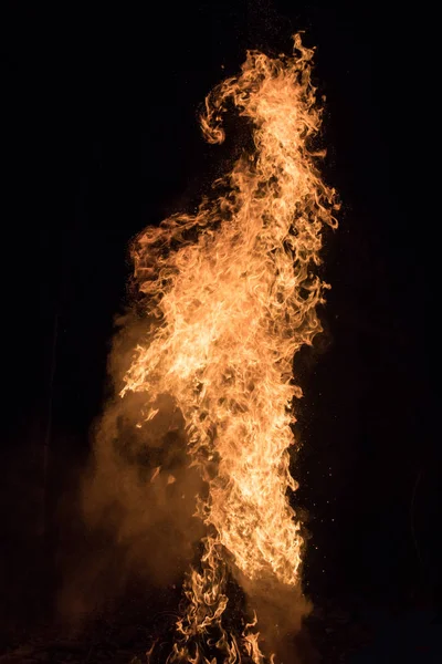 Fotografía del fuego (hoguera), una llama brillante Fotos de stock