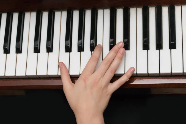 ピアノを弾いている女の子の右手を閉じる — ストック写真