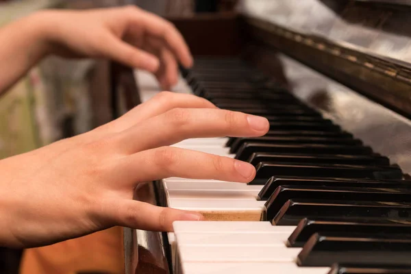 女の子の手は、ピアノのクローズアップを演奏 — ストック写真
