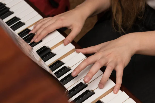 Ruce dívky hrající na klavír zblízka — Stock fotografie