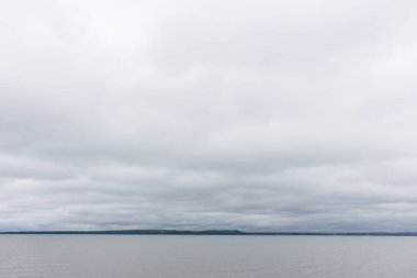 Düşük koyu gri bulutlar tüm gökyüzünü kaplıyor.