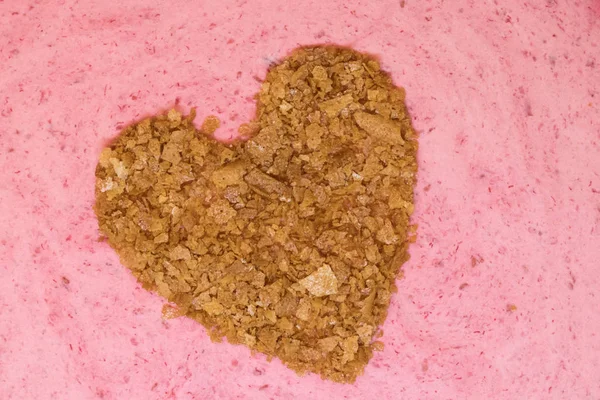 Gâteau Saint-Valentin gros plan, coeur fait de chips de gaufres sur une mousse rose . — Photo