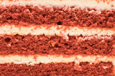 Pastanın yarısı gitti. Pastayı kırmızı katmanlı ve beyaz dolgulu kes (krema). 