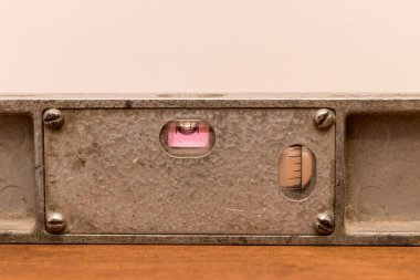 Eski metal bina katı ahşap bir yüzey üzerinde duruyor.