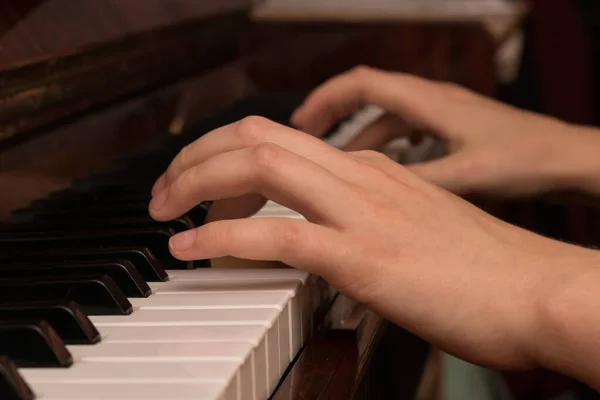 ピアノを弾く少女の手の水平写真クローズアップ — ストック写真